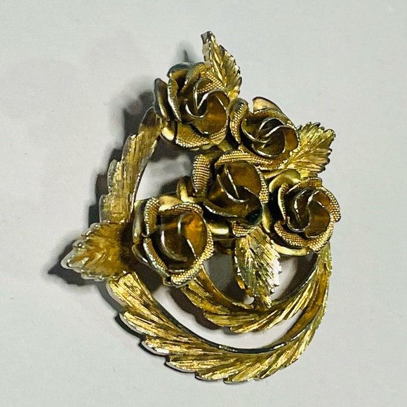 Vtg gold tone “Coro” rose bunch wreath 1.5” brooch Excellent condition! - Picture 3 of 6